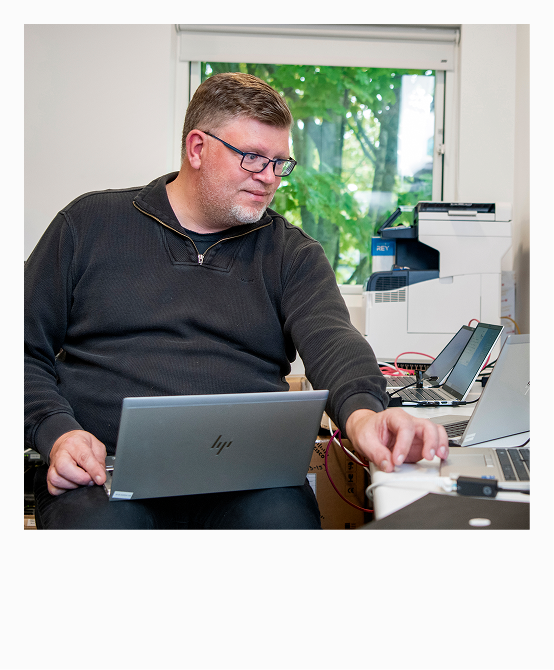 En SkoleIT-ansat som er i gang med at opsætte SkoleEnheder på computer til skoler